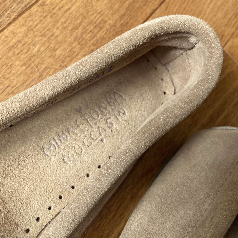 Minnetonka Kilty Tan Hardsole Moccasins- size 10 - Picture 2 of 5